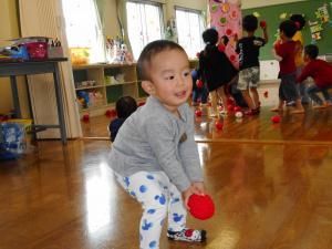 玉入れの玉を嬉しそうに持つ子ども